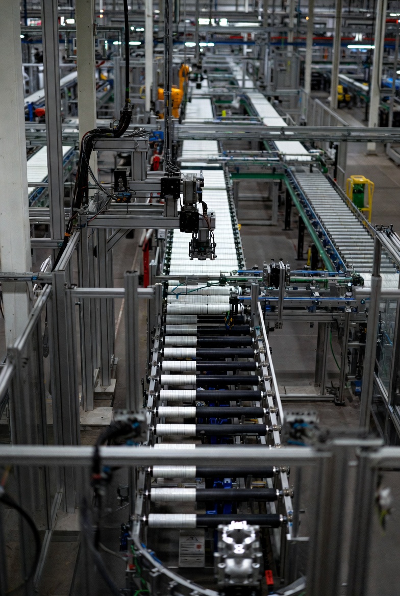 Diagram showing a single equipment failure causing shutdown across multiple production lines